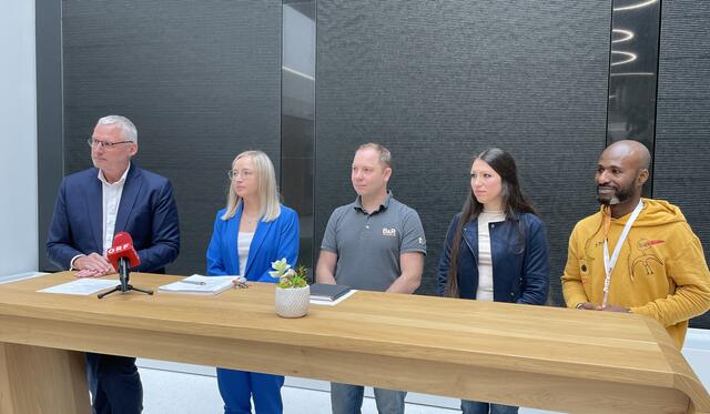 B&amp;R-CEO Jörg Theis, Head of Human Resources Angelika Voit, Betriebsratsvorsitzender Manuel Schmitzberger und die beiden Wochenendschichtarbeiter Senada Viduljevic und Peter Wilson. | Foto: Ebner