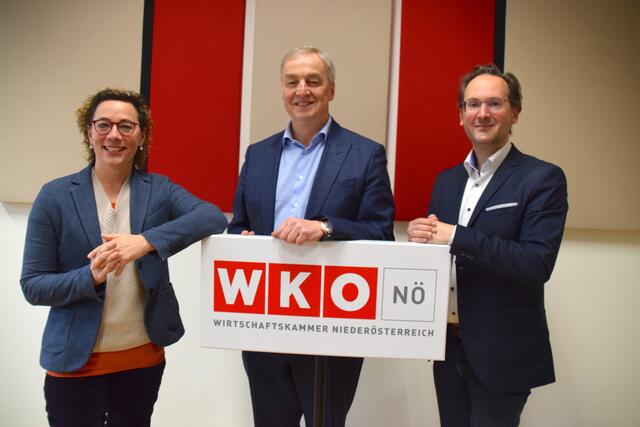 WKNÖ-Bezirksstellenleiterin Anna Schrittwieser mit WKNÖ-Vizepräsident Christian Moser und WKNÖ-Bezirksobmann Andreas Minnich. | Foto: Sandra Schütz