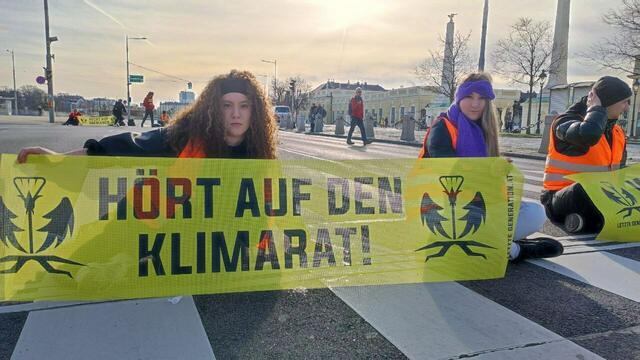 An mehreren Übergängen scheinen die Aktivisten zu sitzen. | Foto: Letzte Generation Österreich