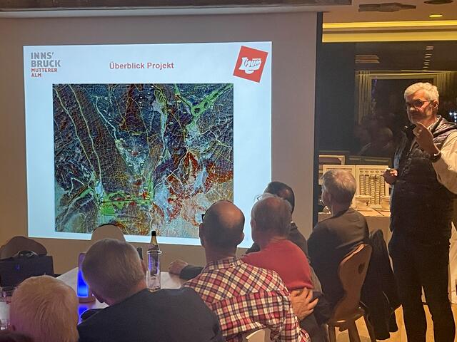 Lizum-Geschäftsführer Werner Frießer stellte das Projekt den Axamer Wirtschaftstreibenden vor. | Foto: Hassl