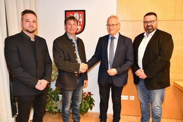 Neuwahl der Gemeindeführung in Mühlen, v..l. Vizebgm. Franz Kogler, Bgm. Christian Steibl, BH Florian Waldner und GK Mario Pichler. | Foto: Anita Galler