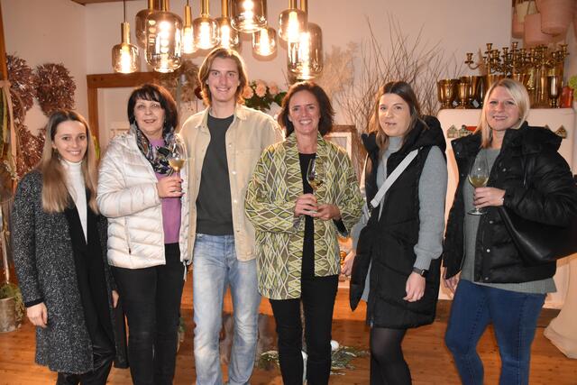 Michaela Grandits (3.v.r.) feierte mit Kunden und Familie das 30-jährige Firmenjubiläum. | Foto: Michael Strini