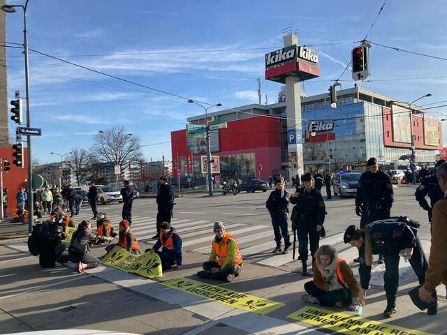 Wie bereits angekündigt, machte die "Letzte Generation" ihre Drohung wahr und legte am Montag Teile des Wiener Frühverkehrs mit einer Protestaktion lahm. | Foto: Letzte Generation Österreich