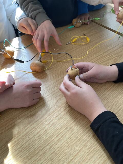 Kinder können in verschiedenen Experimenten selbst Hand anlegen.  | Foto: Kriechbaum/RMW