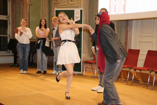 Die Theatergruppe des Gymnasiums Schärding unterstütze die Auftaktveranstaltung und zeigte auf spielerische Art und Weise, wie rasch sich Gerüchte  Diese sollten zeigen, wie rasch sich Gerüchte verbreiten und die Gesellschaft spalten können. | Foto: Fredi Steininger