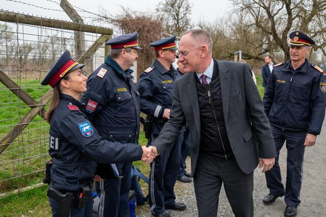 Innenminister Karner bedankt sich bei den Österreichischen Polizistinnen und Polizisten für den Einsatz an der Grenze. | Foto: BMI