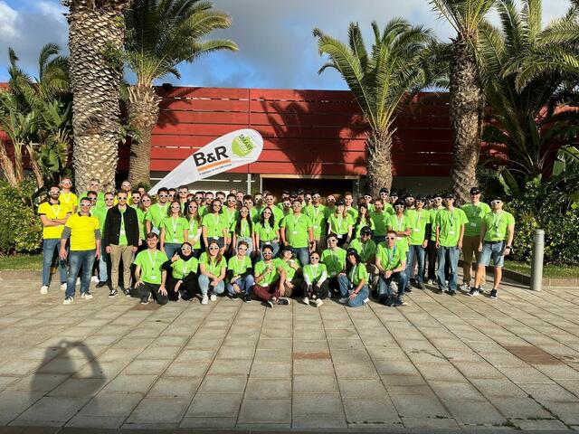 Das B&amp;R Team ist auf Gran Canaria gelandet: Die rund 60 jungen internationalen Talente kommen von der Hochschule Kempten, der Hochschule Bremerhaven, der FH Aachen, der Universität Genua und vielen mehr. | Foto: B&amp;R