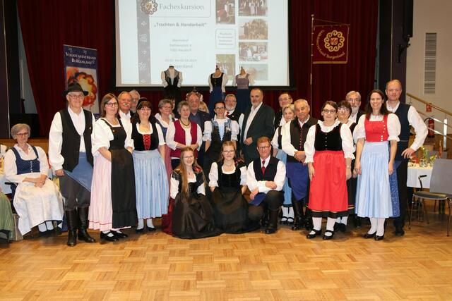 Landeshauptmann Hans Peter Doskozil bei der Trachtenpräsentation im Martinihof in Neudörfl mit den Teilnehmerinnen und Teilnehmern. | Foto: Landesmedienservice Burgenland