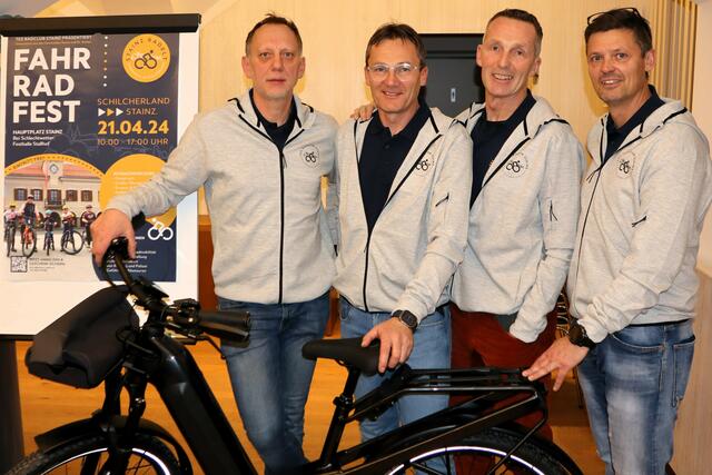 Vier auf einem Rad: Michael Hiebler, Martin Rotschädl, Andreas Mühlbacher, Jürgen Popotnik (v.l.) | Foto: Gerhard Langmann