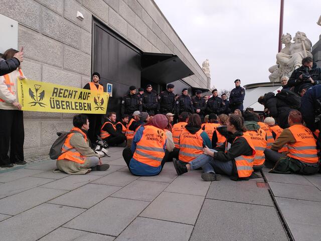Vor dem Parlamentsgebäude ist auch ein Banner zu sehen. | Foto: Letzte Generation Österreich