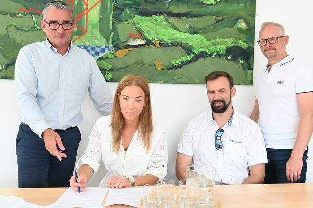 Im Archivbild: Juni 2023: Bürgermeister Hans-Jörg Haslauer, Gemeinde- und Sprengelärztin Mirella Mainoni, Immobilienunternehmer Hellmut Lumpi und Bürgermeister Stellvertreter Christian Haslauer. | Foto: Martin Schöndorfer, 2023