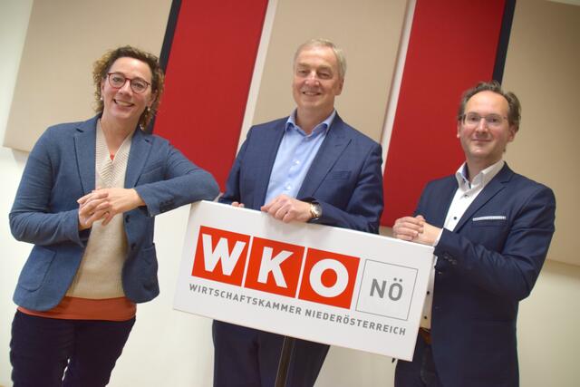 WKNÖ-Bezirksstellenleiterin Anna Schrittwieser mit WKNÖ-Vizepräsident Christian Moser und WKNÖ-Bezirksobmann Andreas Minnich. | Foto: Sandra Schütz