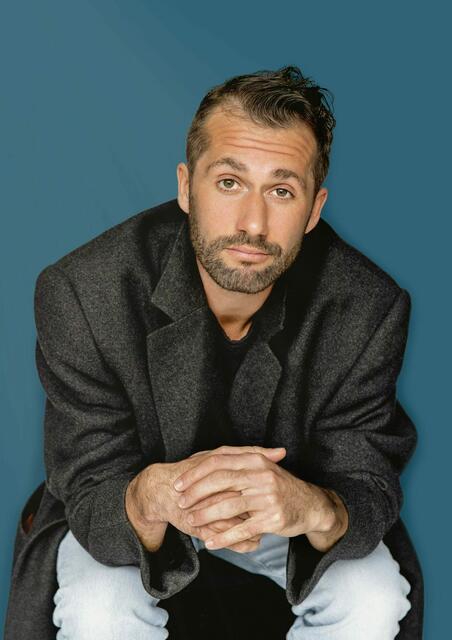 Stefan Leonhardsberger erzählt in seinem ersten Comedy Solo "JA" vom Alltagswahnsinn als Familienvater, Verlobter und Lastenfahrrad-Gangster. Termin: Freitag, 4. Oktober 2024 | Foto: Susan Both
