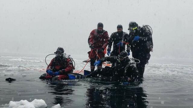 Feuerwehrtaucher des Stützpunkt 2 (Losenstein, Enns, Kirchdorf) bei einer Übung am und im Weißensee.