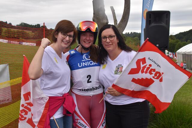 Martina Bock, Emma Eberhardt und Melanie Bock freuten sich über den WM-Titel. | Foto: Michael Strini