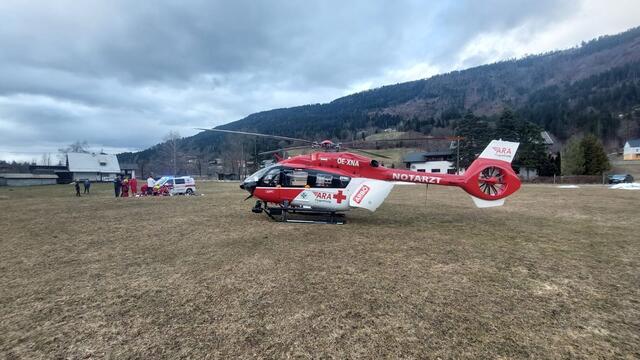 Der Notarzthubschrauber in der Nähe der Absturzstelle. | Foto: ARA Flugrettung