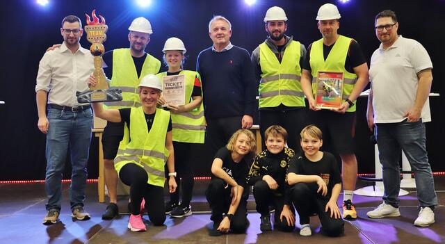 Das Team aus Mitarbeitern der Gemeinde gewann die 3. Teamolympiade Kalsdorf, Manfred Komericky (Bildmitte), Stephan Scheifinger und Christian Kauc (beide außen) gratulierten. | Foto: Edith Ertl