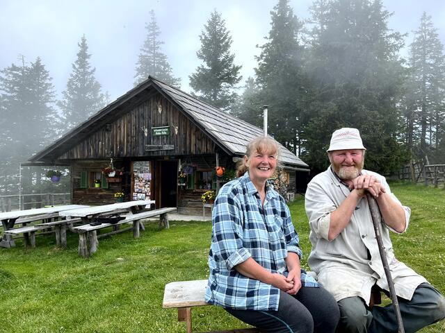 Bergbauernpaar Barbara und Josef Buchebner auf der Rattner Alm im Joglland. | Foto: RANFILM