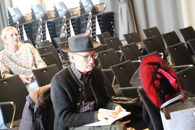 Konzentriert verfolgt Hans-Peter Ertler die Probe zur Entführung ins Märchenland. Bis zur Premiere muss sich der Star der Theaterrunde Kalsdorf für seine Rolle als Opa noch eine Glatze "wachsen" lassen.  | Foto: Edith Ertl