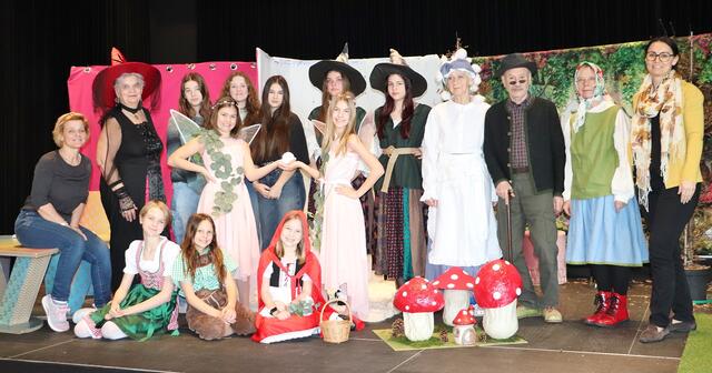 Der Schauspiel-Nachwuchs mit Michaela Geiger, Hilde Korber-Reiter, Hans-Peter Ertler und Elfi Greiner von der Theaterrunde Kalsdorf mit der Fantasia-Leitung Sabine Jakubzig (li) und Fabienne Hatzl (re). | Foto: Edith Ertl