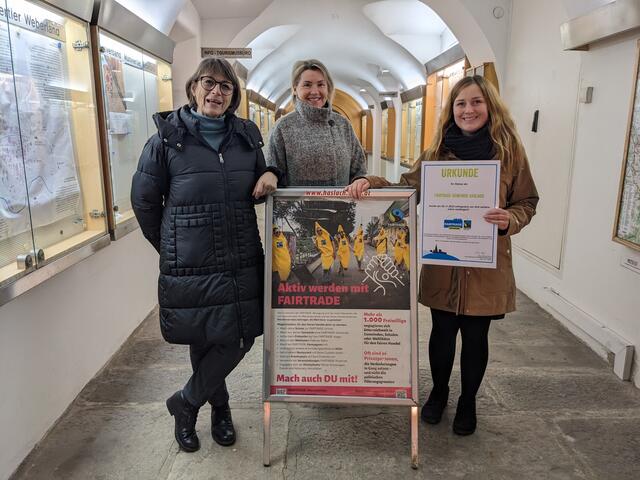 Vizebürgermeisterin Elisabeth Reich, die Biologielehrerin Annemarie Peherstorfer und Sandra Höller, Obfrau des Umweltausschusses, werben mit einer Plakataktion für die Fair-Trade Kampagne in der Gemeinde.  | Foto: Gemeinde Haslach 