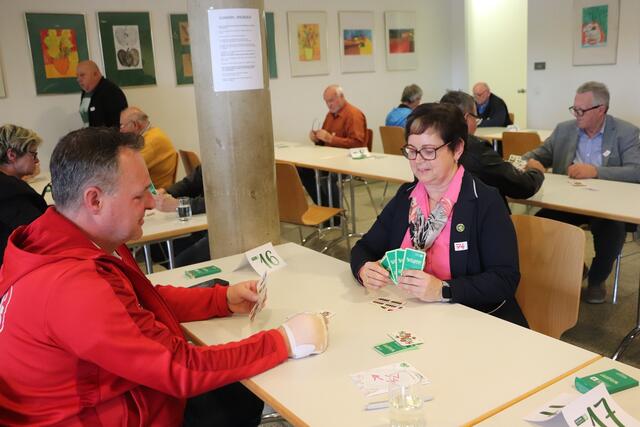 Im Spiel gegen Andreas Gutmann hatte Bgm. Waltraud Walch kein Kartenglück. Der Obmann der Reds Lieboch (GAK Fanclub) hatte die Trümpfe in der Hand | Foto: Edith Ertl