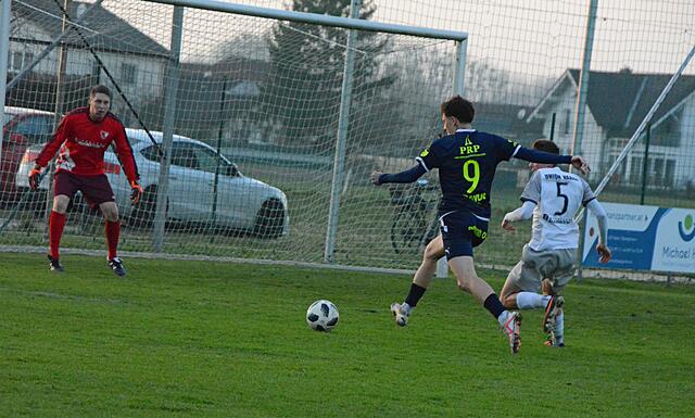 Kevin Walentschka. Hier scheitert an Goalie Peter Stadlbauer