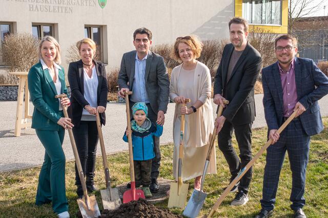 Spatenstich in Hausleiten mit Kindergarteninspektorin Daniela Lengauer, Elementarpädagogin Nicole Laa, Landtagsabgeordneter Christian Gepp mit Paul, Landesrätin Christiane Teschl-Hofmeister, Architekt Martin Deutsch und Bürgermeister Andreas Neubauer. | Foto: Musser