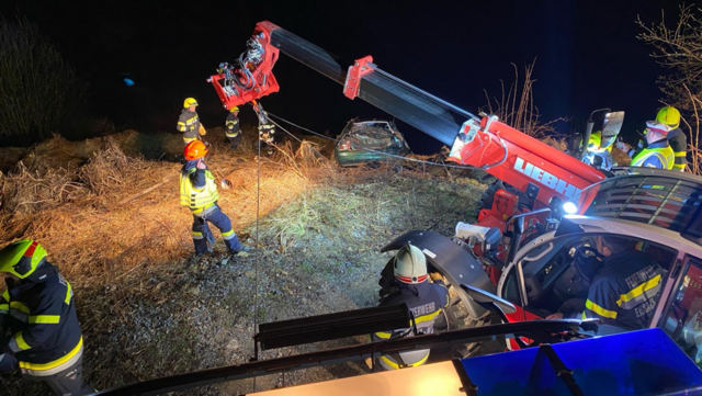 Eine 18-jährige Pkw-Lenkerin kam in der Nacht zum Samstag, 2. März 2024, mit ihrem Fahrzeug von der Straße ab und stürzte rund 100 Meter über einen Abhang. | Foto: FF Eisbach-Rein