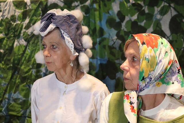 Brilliant: Hilde Korber-Reiter als Frau Holle und Elfriede Greiner als Rotkäppchens Oma.  | Foto: Edith Ertl