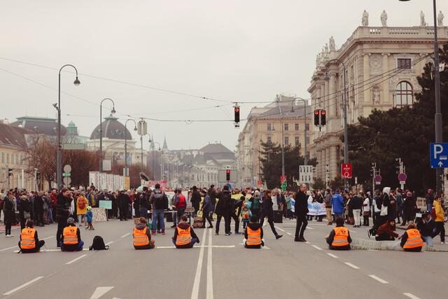 Hunderte Menschen versammelten sich im Zuge des Klimaprotests am Samstagvormittag auf dem Museumsplatz im Wiener Zentrum. | Foto: Letzte Generation Österreich