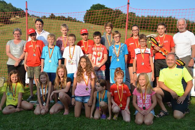Gruppenfoto aller TeilnehmerInnen mit Ehrengästen nach der Siegerehrung