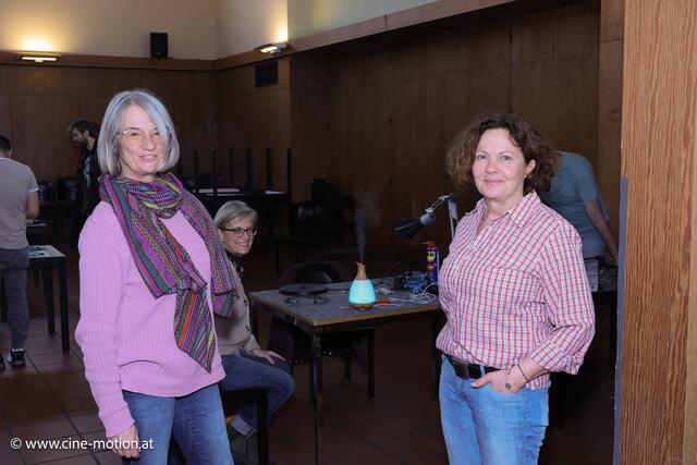 Heidi Seelke und Doris Pinka-Jilg vor dem "Reparatursaal". | Foto: www.cine-motion.at / Ivanek
