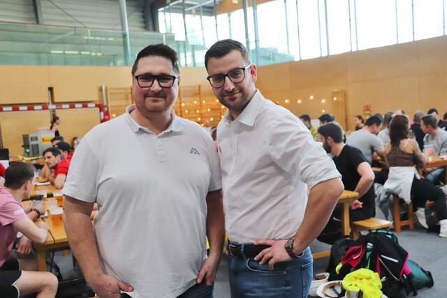 Applaus für Christian Kauc und Stephan Scheifinger. Die beiden Gemeinderäte stellten die Spiele zusammen und moderierten humorvoll die Teamolympiade | Foto: Edith Ertl
