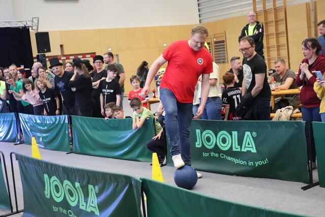 Für die Trachtentänzer Grazerfelder z'Kalsdorf absolvierte Robert Hafner den Slalom mit dem Medizinball.  | Foto: Edith Ertl