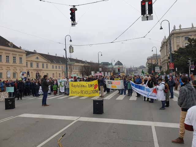 Die Demonstrantinnen und Demonstranten blockierten die Straße. | Foto: Letzte Generation Österreich