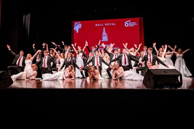 53 Maturantinnen und Maturanten aus drei Abschlussklassen feierten ihren großen Ball im Congresscenter in Villach.