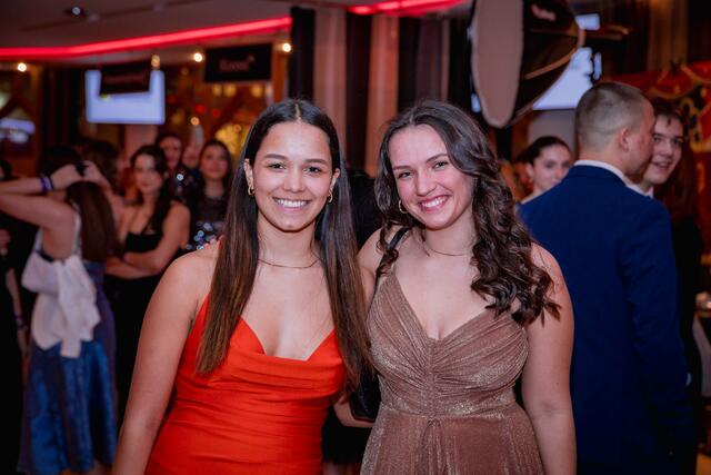 Sind nächstes Jahr an der Reihe: Marie und Diana aus der 7. Klasse, die tatkräftig am Ball mithalfen.