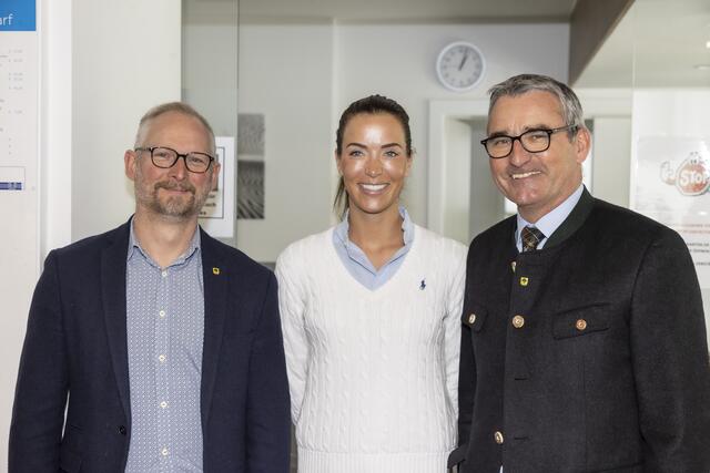 Forh über die Eröffnung (v.l.): Bürgermeister-Stellvertreter Christian Haslauer, die Gemeinde- und Sprengelärztin Mirella Mainoni mit Bürgermeister Hans-Jörg Haslauer. | Foto: Mainoni / Andreas Kolarik