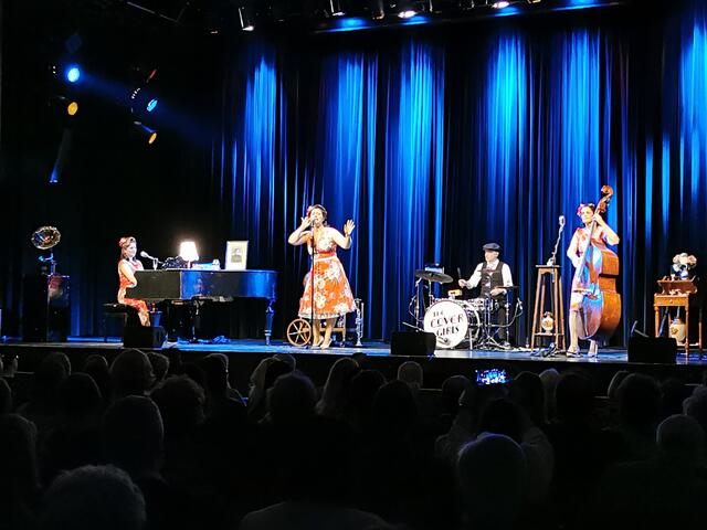 Die "Cover Girls": Isabel Tropper, Ulrike Tropper, Aaron Ofner, Eva Bacher mit ihrer einzigartigen Show "Nie wieder Waldemar"