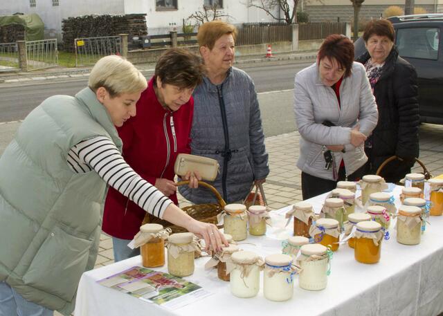Auch OV Tamara Lagler (Li.) unterstützte  in Altschlaining die Aktion " Suppe im Glas".