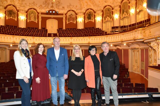 Stadträtin Brigitta Haltmeyer, Teresa Vogl, Bürgermeister Franz Rumpler, Künstlerische Leiterin Daniela Fally, Stadträtin Helga Hejduk und Cornelius Obonya präsentieren den Klassik.Klang. | Foto: Preineder