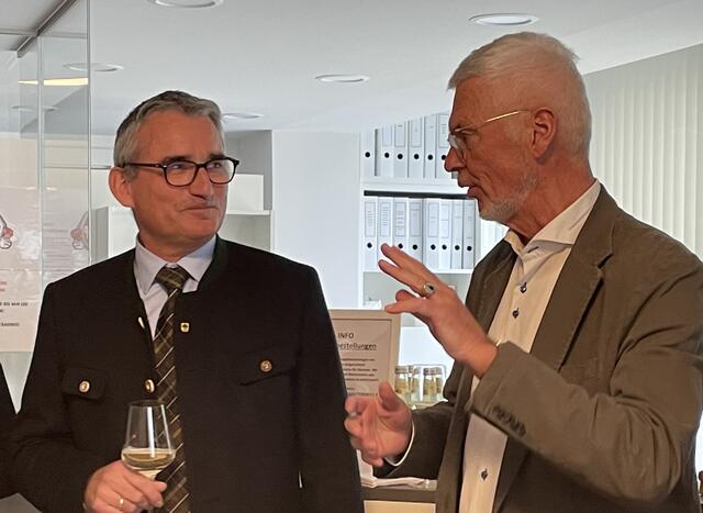 Bürgermeister Hans-Jörg Haslauer im Gespräch mit dem italienischen Honorarkonsul Eduard Mainoni (Vater der Ärztin) | Foto: Martin Schöndorfer, 2024