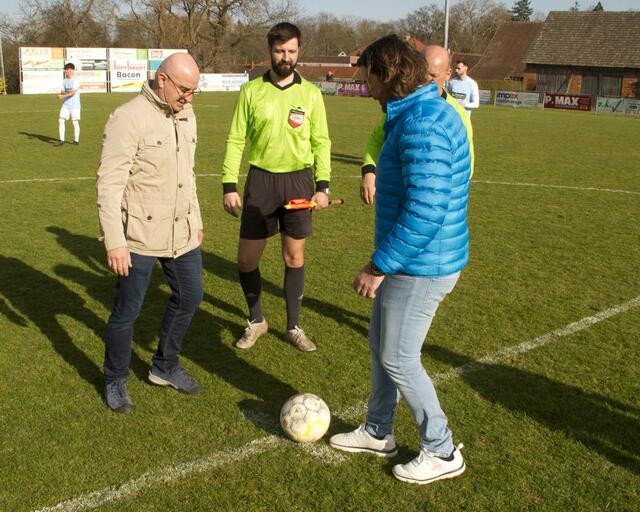 Hans Jörg Huck und LAbg. Hans Unger machten den Ankick zum Spitzenspiel der 2. Liga Süd. | Foto: Peter Seper