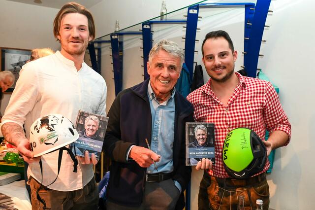 Die Deutschlandsberger Bergführer David Wukovich (l.) und Dominik Schuster (r.) mit der Bergsteiger-Legende Peter Habeler | Foto: clicksandshots.com