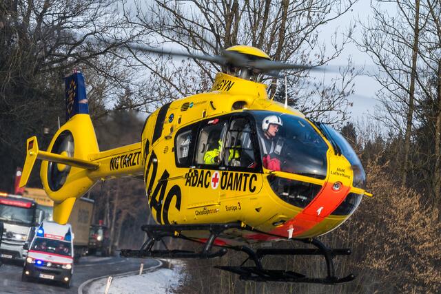 Der Schwerverletzte wurde von der Bergrettung ins Tal gebracht und mit dem Notarzthubschrauber ins Krankenhaus geflogen. | Foto: FOTOKERSCHI.AT / KERSCHBAUMMAYR