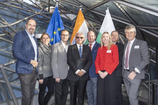 Auf der Grazer Murinsel wurde das Fokusprogramm des Internationalisierungscenter Steiermark (ICS) präsentiert: Jürgen Roth, Silvia Fischer, Christoph Ludwig, Jaideep Mazumdar, Georg Ritter, Daniela Guss, Gernot Pagger, Karl Hartleb (v.l.) | Foto: Foto Fischer