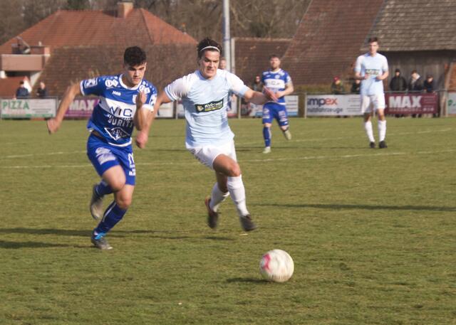 Tom Ochsenhofer (re.) tauchte immer wieder gefährlich in der Eberauer Box auf und erzeilte auch die 1:0 Pausenführung. | Foto: Peter Seper