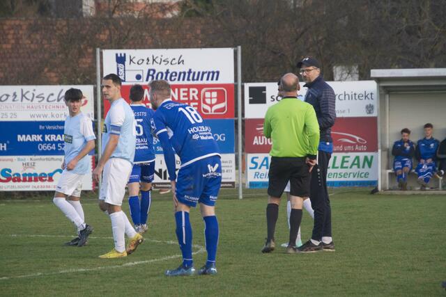Redebedarf nach einem aberkannten Tor zwischen Eberau Trainer und Schiri Kuzat - er hatte die Hand schon bei der "Roten Karte" - zückte sie aber doch nicht. | Foto: Peter Seper