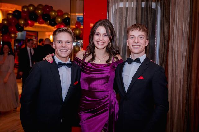 Die Ballkomiteemitglieder Hannes Wimmer, Vivien Frimmel und Thomas Wimmer waren sichtlich Stolz über den Erfolg des Balles.